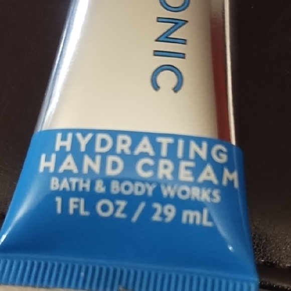 Hyaluronic Acid Hydrating Hand Cream - Silver and Blue - Picture 3 of 4